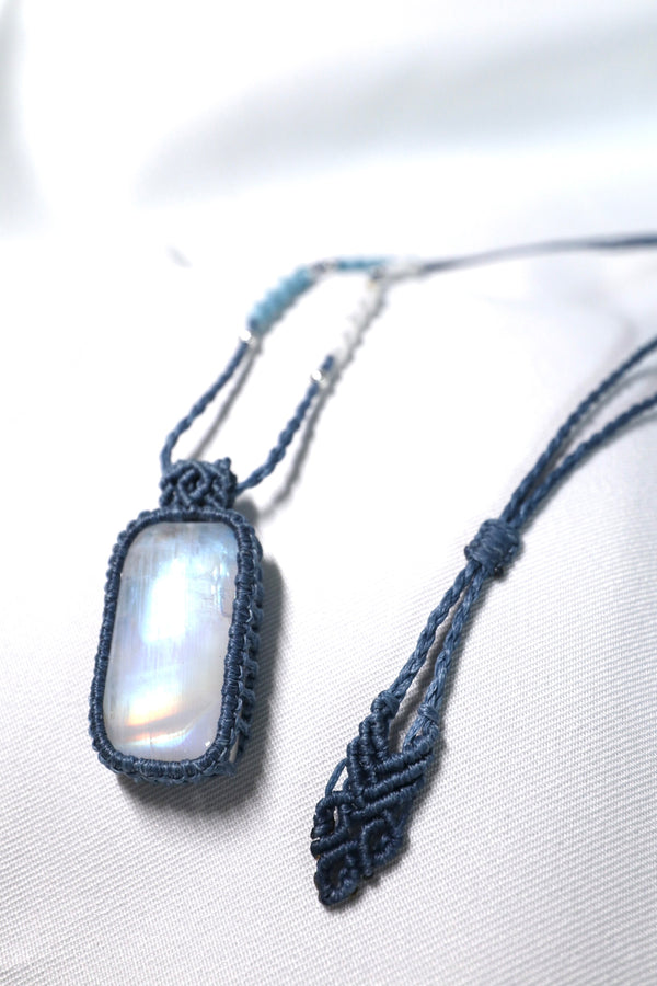 彩光月亮石蠟線編織頸繩|粉藍色