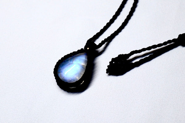月亮石水滴蠟線編織頸繩|黑色