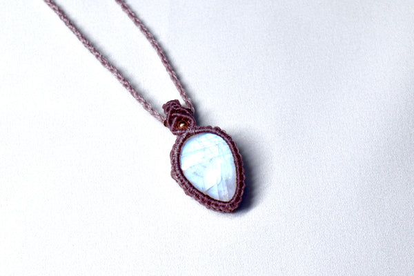 藍光月亮石蠟線編織頸繩|紫色