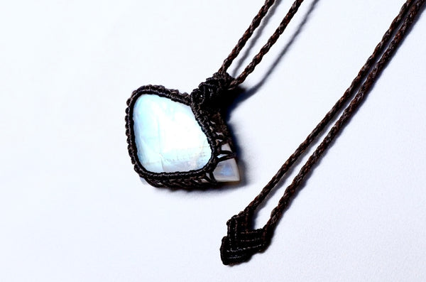 彩光月亮石蠟線編織頸繩|灰啡色