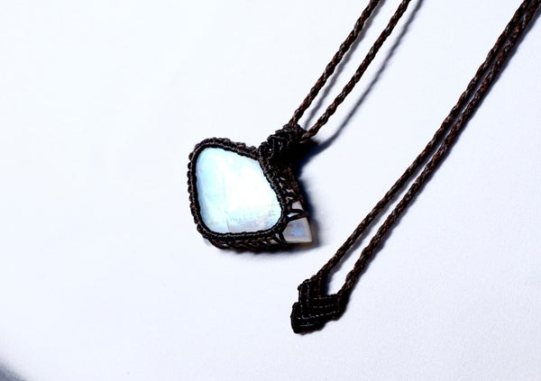 彩光月亮石蠟線編織頸繩|灰啡色