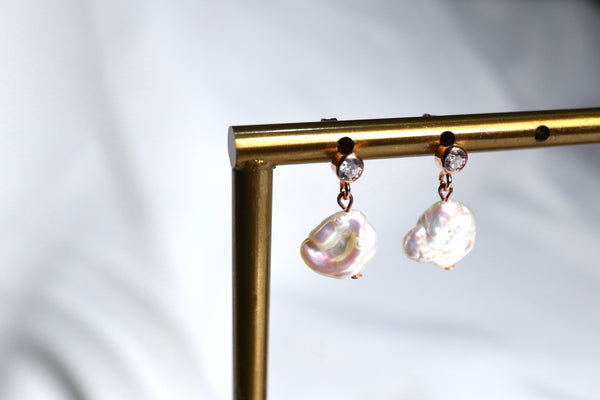 MINI DUCKS幻彩光巴洛克珍珠鋯石耳環|14K注金|玫瑰金