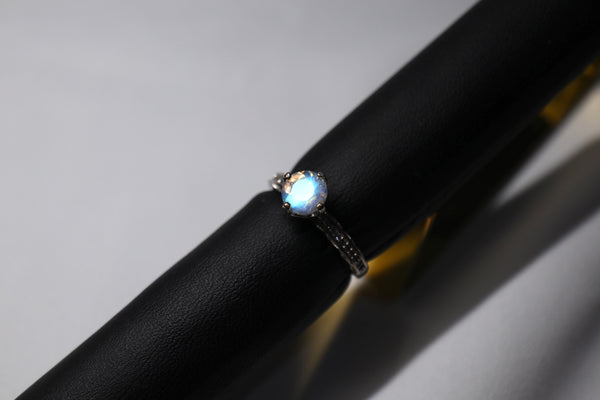 Moonstoneholic極品藍光月亮石戒指|925純銀