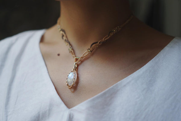 月亮石花蕾吊墜配蠟線編織項鏈|14K注金|金色