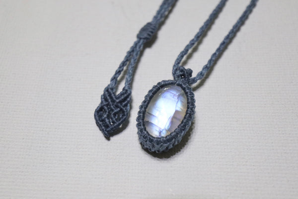 彩光月亮石蠟線編織頸繩|淺藍色