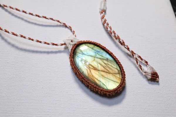 彩光大拉長石蠟線編織頸繩|茶橙色x白色