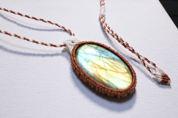 彩光大拉長石蠟線編織頸繩|茶橙色x白色