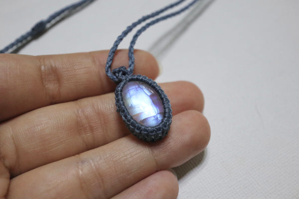 彩光月亮石蠟線編織頸繩|淺藍色