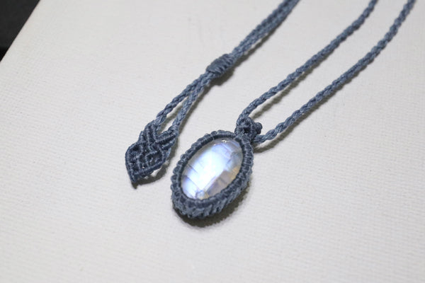 彩光月亮石蠟線編織頸繩|淺藍色